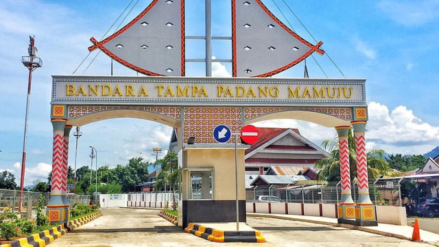 Pintu gerbang Bandara Tampa Padang Mamuju. Foto: Dok. Istimewa