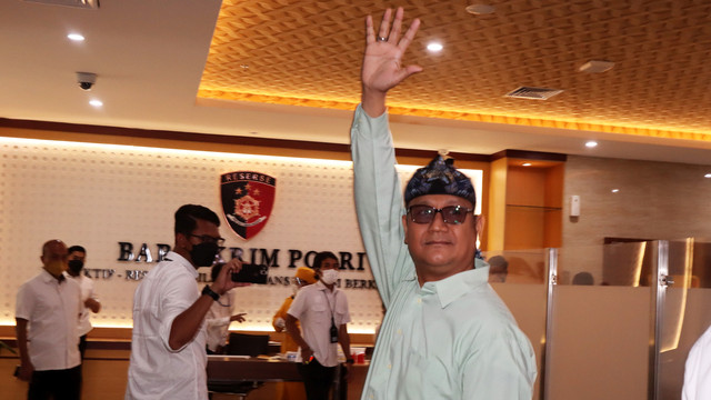 Pegiat media sosial, Edy Mulyadi bersama kuasa hukumnya saat tiba untuk mejalani pemeriksaan sebagai saksi terlapor terkait kasus dugaan ujaran kebencian di Bareskrim Polri, Jakarta, Senin (31/1/2022). Foto: Adam Bariq/ANTARA FOTO