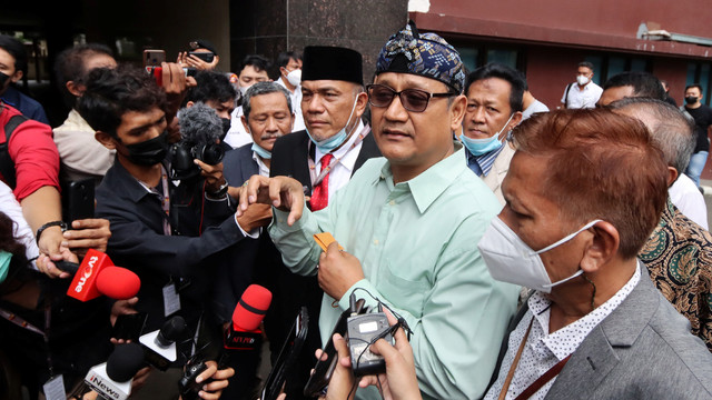 Pegiat media sosial, Edy Mulyadi bersama kuasa hukumnya saat tiba untuk mejalani pemeriksaan sebagai saksi terlapor terkait kasus dugaan ujaran kebencian di Bareskrim Polri, Jakarta, Senin (31/1/2022). Foto: Adam Bariq/ANTARA FOTO