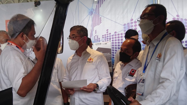 Ketua Umum Kamar Dagang dan Industri (Kadin) Indonesia Arsjad Rasjid, meninjau pameran teknologi di acara Rampimda Kadin DIY, Sabtu (29/1) lalu. Foto: Widi Erha Pradana