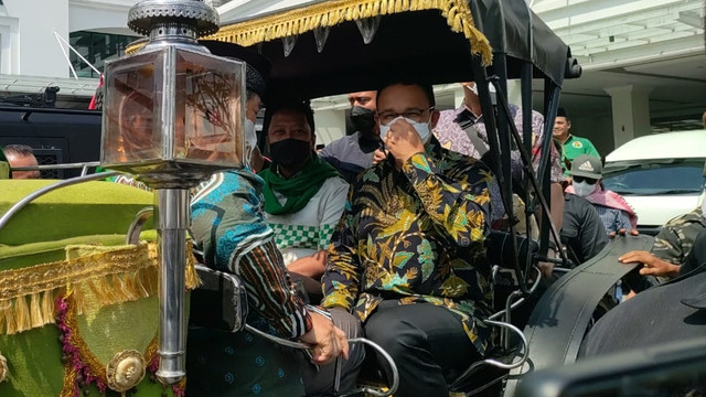 Gubernur DKI Jakarta Anies Baswedan naik kereta kuda menuju acara Harlah PPP di JEC, Kabupaten Bantul, DIY, Senin (31/1/2022) Foto: Arfiansyah Panji Purnandaru/kumparan