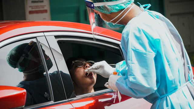 Petugas melakukan tes usap kepada warga di laboratorium Genomik Solidaritas Indonesia (GSI), Jl. R.A. Kartini No.11, Cilandak, Jakarta Selatan, Senin (31/1/2022). Foto: Jamal Ramadhan/kumparan