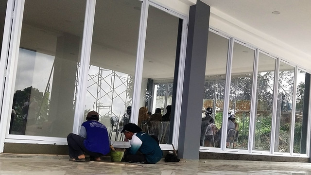 Pekerja memperbaiki tembok SMA Negeri Tawangmangu, Senin (31/01/2022). FOTO: Tara Wahyu