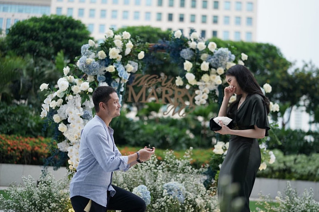 Jessica Tanoesoedibjo dilamar Jonathan Sariaatmadja. Foto: Instagram/@jessicatanoe