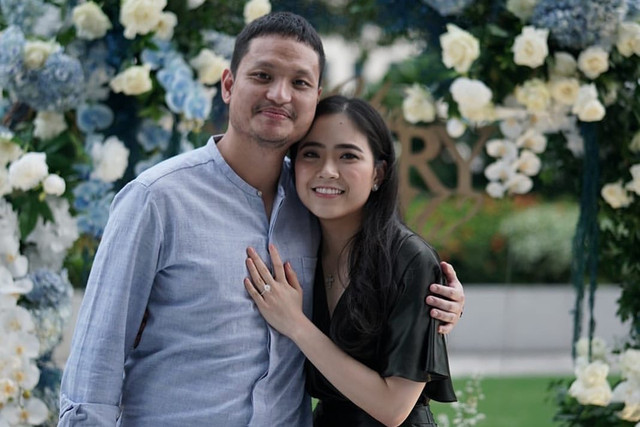 Jessica Tanoesoedibjo dilamar Jonathan Sariaatmadja. Foto: Instagram/@jessicatanoe