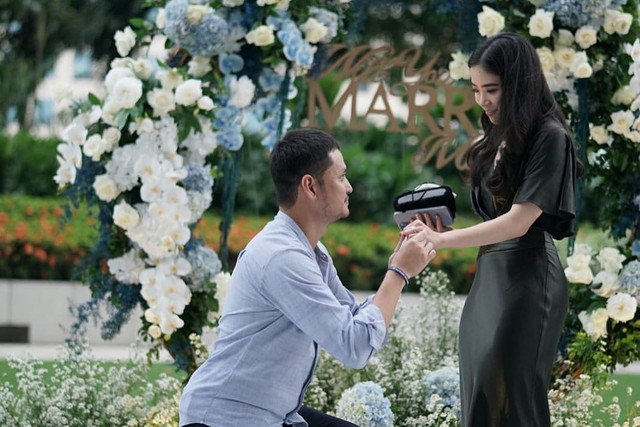 Jessica Tanoesoedibjo dilamar Jonathan Sariaatmadja. 
 Foto: Instagram/@jessicatanoe