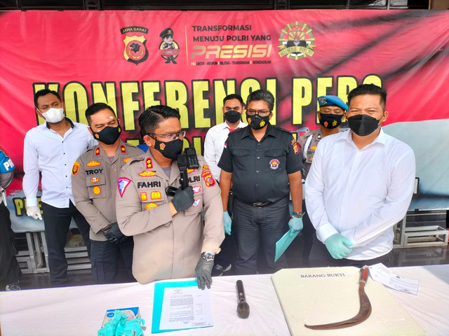 Polres Cirebon Kota memberikan keterangan kepada awak media terkait penangkapan pelaku penganiayaan remaja.(Juan)