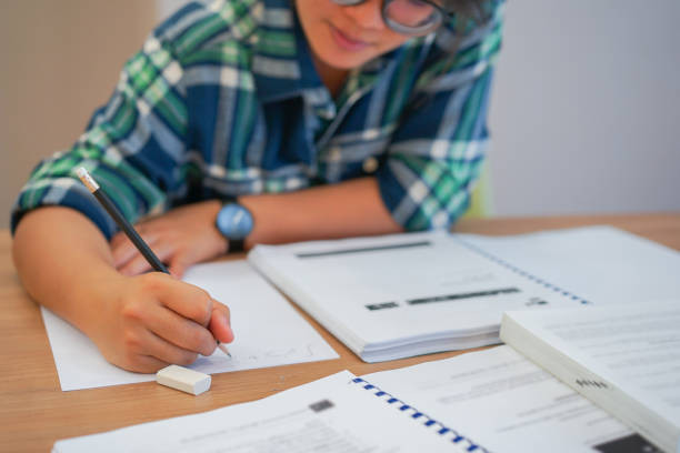 Ilsutrasi seorang murid sedang menentukan model PLDV harga suatu barang. Foto: iStock