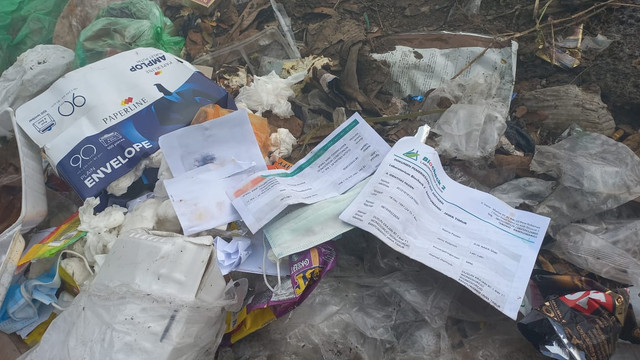 Ribuan sampah Rapid Test Antigen Kits berserakan di sepanjang pantai perairan Selat Bali. Foto: Dok. Istimewa