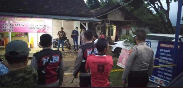Petugas Polres Lampung Timur dan Polsek Way Bungur mendatangi TKP Pekerja BRI Link yang ditembak hingga tewas. | Foto: Ist