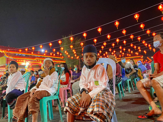 Acara pembagian sembako kepada anak panti asuhan di malam Tahun Baru Imlek oleh Yayasan Vihara Dewi Mulia Pontianak. Foto: Teri/Hi!Pontianak