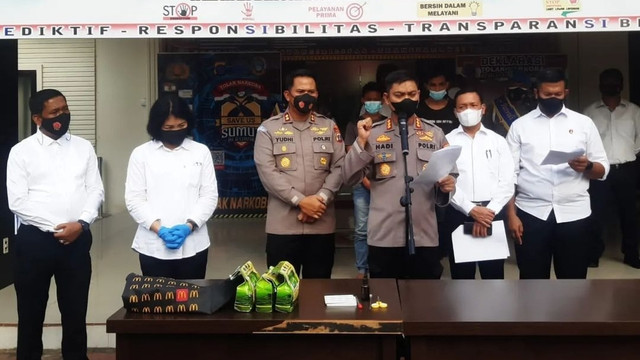 Kabid Humas Polda Sumut Kombes Pol Hadi Wahyudi saat mengungkap kasus sabu palsu. Foto: Satresnarkoba Polrestabes Medan