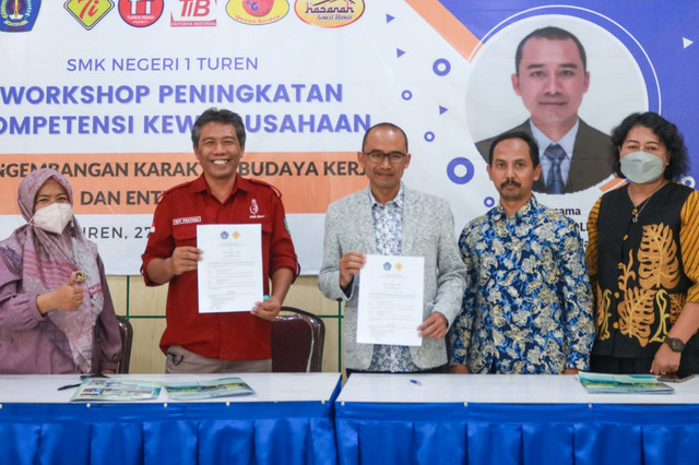 Penandatanganan kerjasama antara Kepala Sekolah SMKN 1 Turen Drs Edy Prayoga MMTi bersama Direktur Utama Turen Indah Group, Makhrus Sholeh SH. Foto : dok