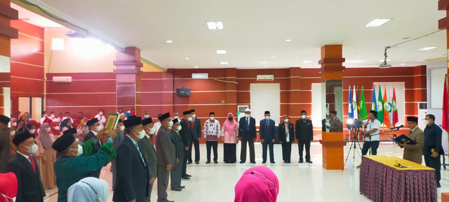 Proses pelantikan 10 pejabat di lingkungan kampus Unkhair Ternate. Foto: Julfikri Ismail