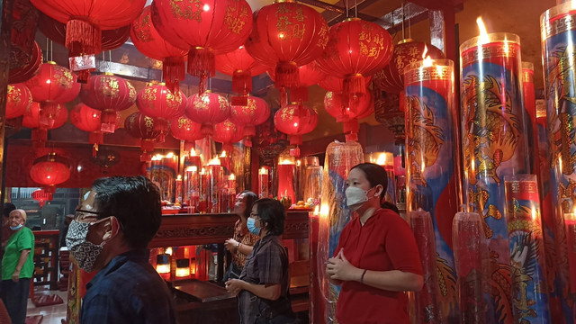 Umat Tionghoa di TITD Kelenteng Kwan Sing Bio Tuban, saat menggelar sembahyang jelang perayaan Tahun Baru Imlek 2022. Senin (31/01/2022) (foto: ayu/beritabojonegoro)