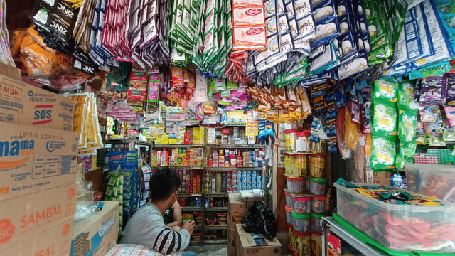 Salah satu pedagang grosir deterjen dan sabun di Pasar Minggu, Jakarta Selatan, Selasa (2/1/2022). Foto: Fariza Rizky Ananda/kumparan