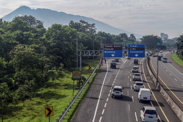 Kendaraan roda empat melintas di tol Jagorawi menuju Jalan Raya Puncak, Kabupaten Bogor, Jawa Barat, Selasa (1/2/2022). Foto: Yulius Satria Wijaya/ANTARA FOTO