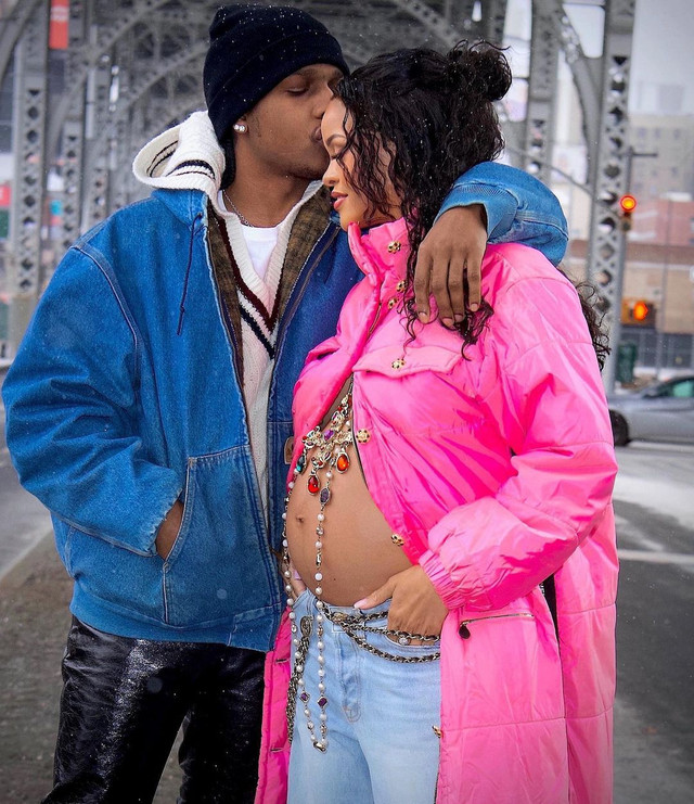 Rihanna saat umumkan kehamilan. Foto: Instagram/@rihfentyfr