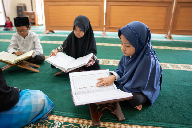 Contoh perilaku Al Khabir, sumber gambar: https://www.freepik.com/