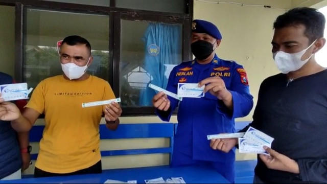 Barang bukti limbah bekas rapid test antigen yang dibuang ke Selat Bali. Foto: Dok. Istimewa