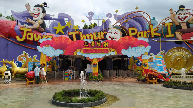 Pintu masuk Jatim Park I bernuansa sambutan khas tahun baru Imlek. foto/Ulul Azmy