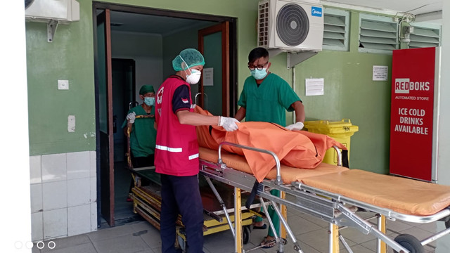 Mayat korban WNA AS saat dievakuasi - IST