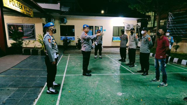 Propam Polda Sulsel menggelar sidak di sejumlah polsek di wilayah Kota Makassar. Foto: Dok. Istimewa