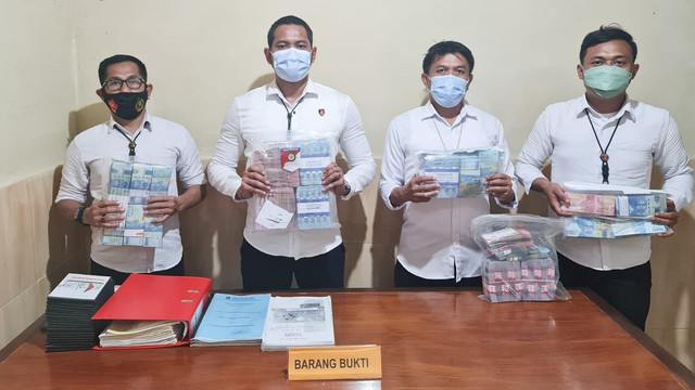 Satreskrim Polresta Mamuju menetapkan 9 tersangka dalam kasus korupsi di KPU Sulawesi Barat. Foto: Dok. Polresta Mamuju