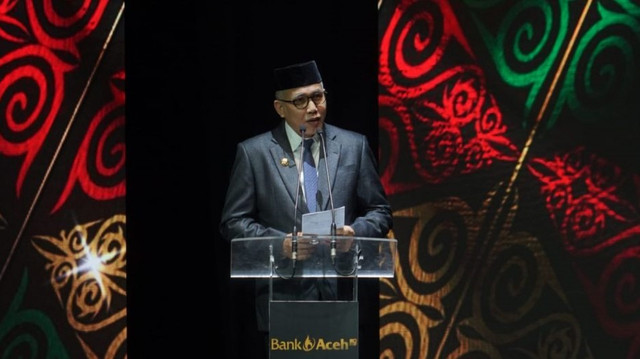 Gubernur Aceh Nova Iriansyah selaku pemegang saham pengendali (PSP) Bank Aceh Syariah saat memberikan sambutan pada acara Customer Gathering Bank Aceh Cabang Jakarta, Senin (31/1/2022) malam. Foto: Humas Setda Aceh