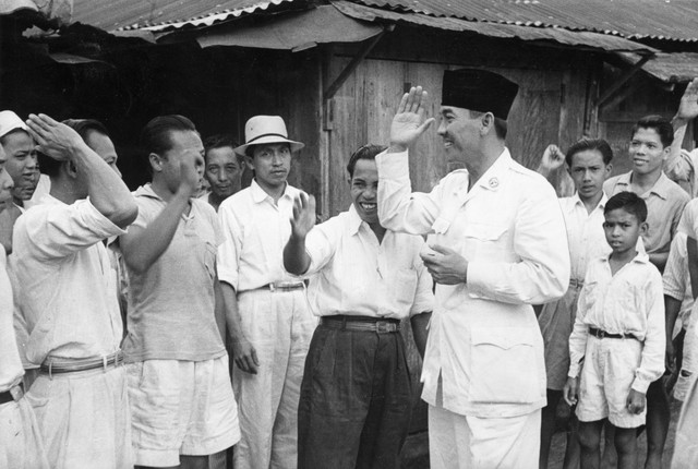 Presdien Soekarno mengunjungi rakyatnya pada 16 April 1949. Foto: Bert Hardy/Picture Post/Hulton Archive/Getty Images