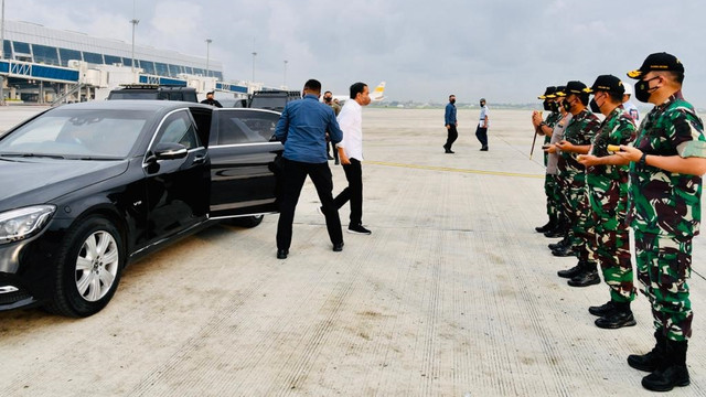 Presiden Jokowi saat berangkat kunjungan kerja ke Sumatera Utara. Foto: Laily Rachev/Biro Pers Sekretariat Presiden