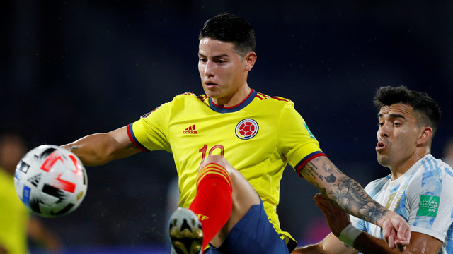 Pemain Kolombia James Rodriguez duel dengan pemain Argentina Marcos Acuna di Kualifikasi Piala Dunia Amerika Selatan di Estadio Mario Alberto Kempes, Cordoba, Argentina. Foto: Agustin Marcarian/Reuters