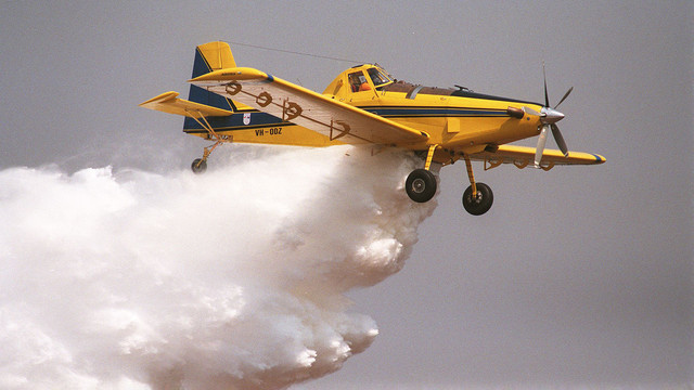 Peter Blackmore, kepala pilot South Australian Maritime Resources, menjatuhkan air dari pesawat pemadam kebakaran Airtractor AT-802 miliknya selama demonstrasi pemadaman kebakaran di bandara Halim Jakarta, 7 Oktober 97. Foto: JOHN MACDOUGALL / AFP