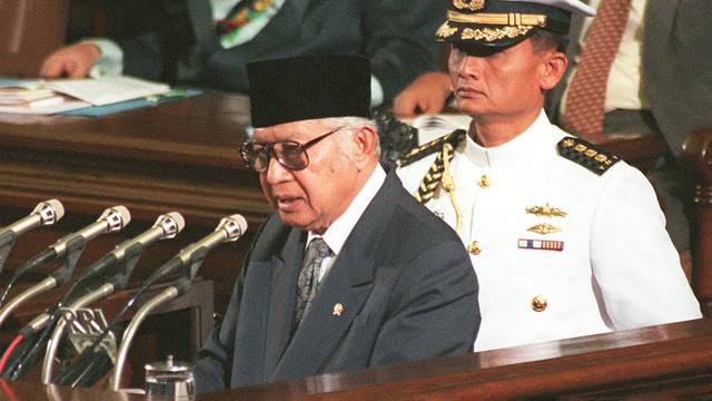 Presiden Indonesia Suharto berbicara kepada anggota parlemen saat ia menyampaikan pidato kenegaraan 16 Agustus 1997. Foto: JOHN MACDOUGALL / AFP