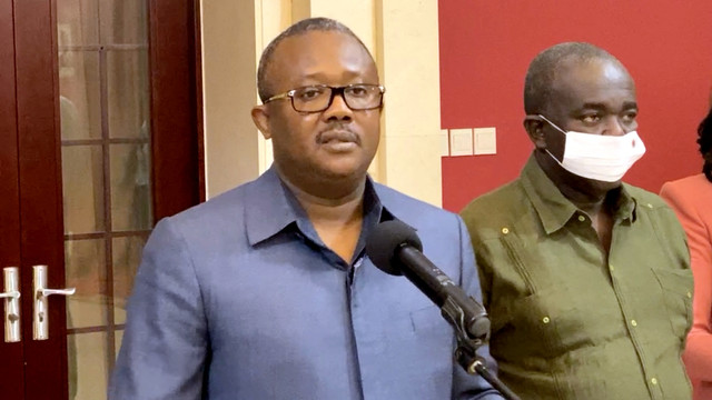 Presiden Guinea-Bissau Umaro Sissoco Embalo berbicara kepada media di Bissau, Guinea-Bissau, Selasa (1/2/2022). Foto: Radio Bantaba/via REUTERS