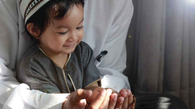 Ilustrasi Anak Muslim Berdoa Menyambut Bulan Rajab. Foto: Shutterstock