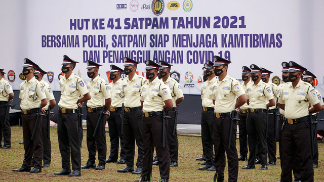Suasana upacara Hari Ulang Tahun Ke-41 Satpam di Lapangan Bhayangkara Polri, Jakarta, Rabu (2/2/2022). Foto: Jamal Ramadhan/kumparan
