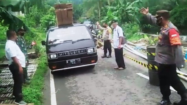 Sebagian badan jalan di jalur Banjarharjo-Salem, Kabupaten Brebes longsor, Selasa (1/2/2022). Foto doc Kodim 0713/Brebes