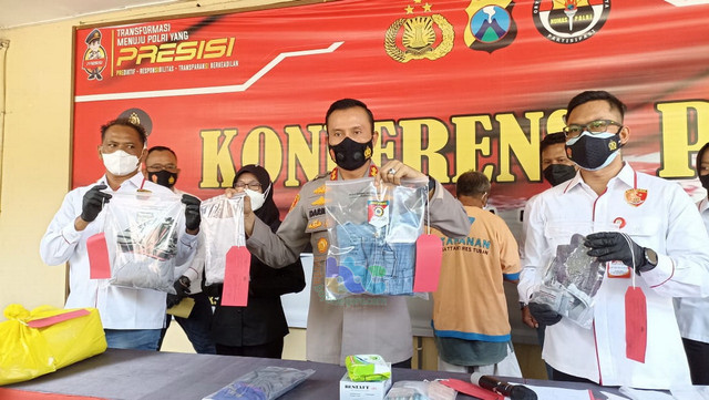 Kapolres Tuban AKBP Darman saat gelar konferensi pers di Mapolres Tuban. Rabu (02/02/2022) (foto: ayu/beritabojonegoro)