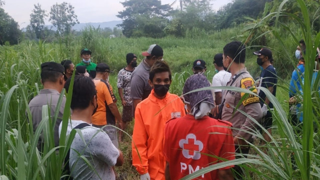 Petugas sedang mengevakuasi temuan jerangka manusia di Sungai Oya Bantul. Foto: Istimewa.