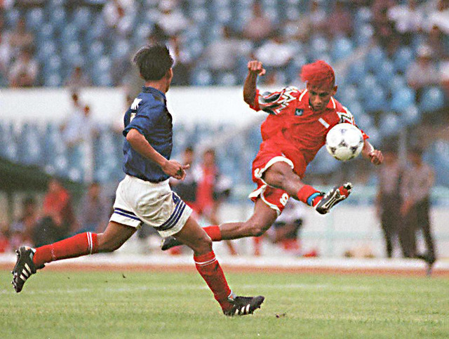 Rocky Putiray dari Indonesia melakukan pukulan saat Sok Mony dari Kamboja mengikuti pertandingan sepak bola Piala Dunia 1998, pertandingan babak kualifikasi Grup V Asia 06 April. Foto: PIKIRAN RAKYAT/AFP
