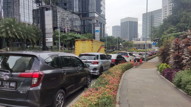 Antrean tes corona mengular di Bumame, Rabu (2/2/2022). Foto: kumparan