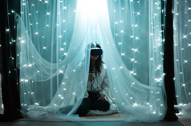 Ilustrasi wanita dalam Metaverse. Foto: unsplash.com/@barbarazandoval