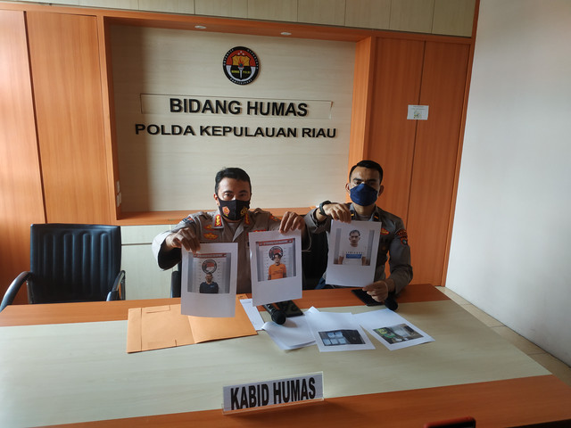 Kabid Humas Polda Kepri Kombes Pol Harry Goldenhardt saat menunjukkan foto tiga tersangka dan barang bukti: Foto: Rega/kepripedia.com