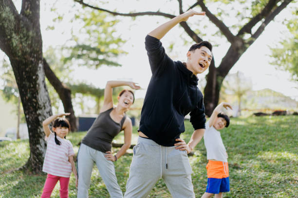 Ilustrasi sebuah keluarga menjalani pola hidup sehat. Foto: iStock