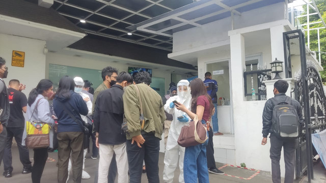 Fast Lab, tempat tes corona, di Jakarta Selatan, ramai, Rabu (2/2/2022). Foto: kumparan