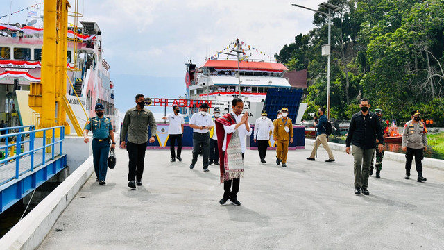 Presiden Joko Widodo meresmikan pelabuhan penyeberangan dan kapal motor penumpang di kawasan Dermaga Pelabuhan Ajibata, Kabupaten Toba, Sumatera Utara, Rabu (2/2/2022).
 Foto: Biro Pers Sekretariat Presiden