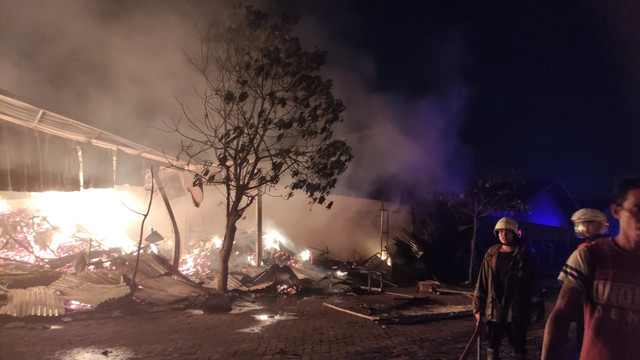 Kondisi kebakaran Pasar Johar, Rabu (2/2/2022).  Foto: Intan Alliva Khansa/kumparan