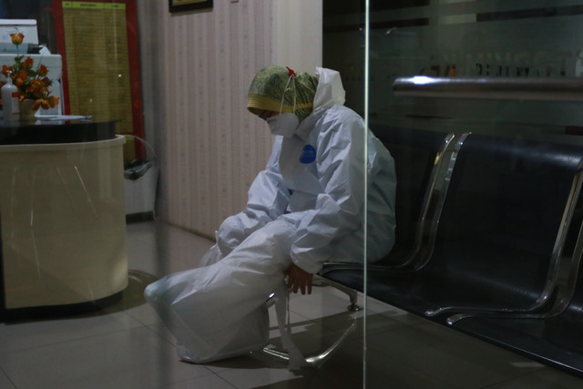 Ilustrasi: Seorang petugas paramedis tengah beristirahat usai penanganan pasien di salah satu rumah sakit di Kota Malang. foto/Rubianto