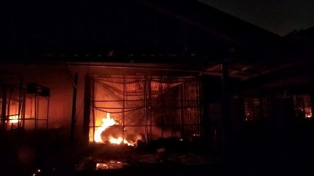 Kondisi terkini kebakaran di Relokasi Pasar Johar Semarang. Foto: Intan Alliva/kumparan